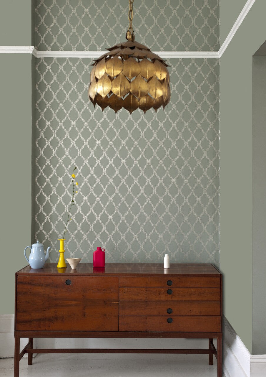 Farrow & Ball Crivelli Trellis 3107 behang in een woonkamer