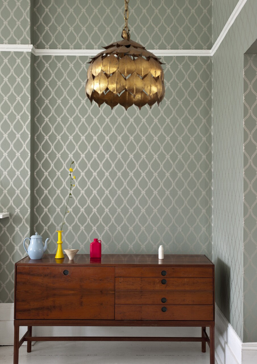 Farrow & Ball Crivelli Trellis 3107 behang in een woonkamer, sfeerbeeld 2