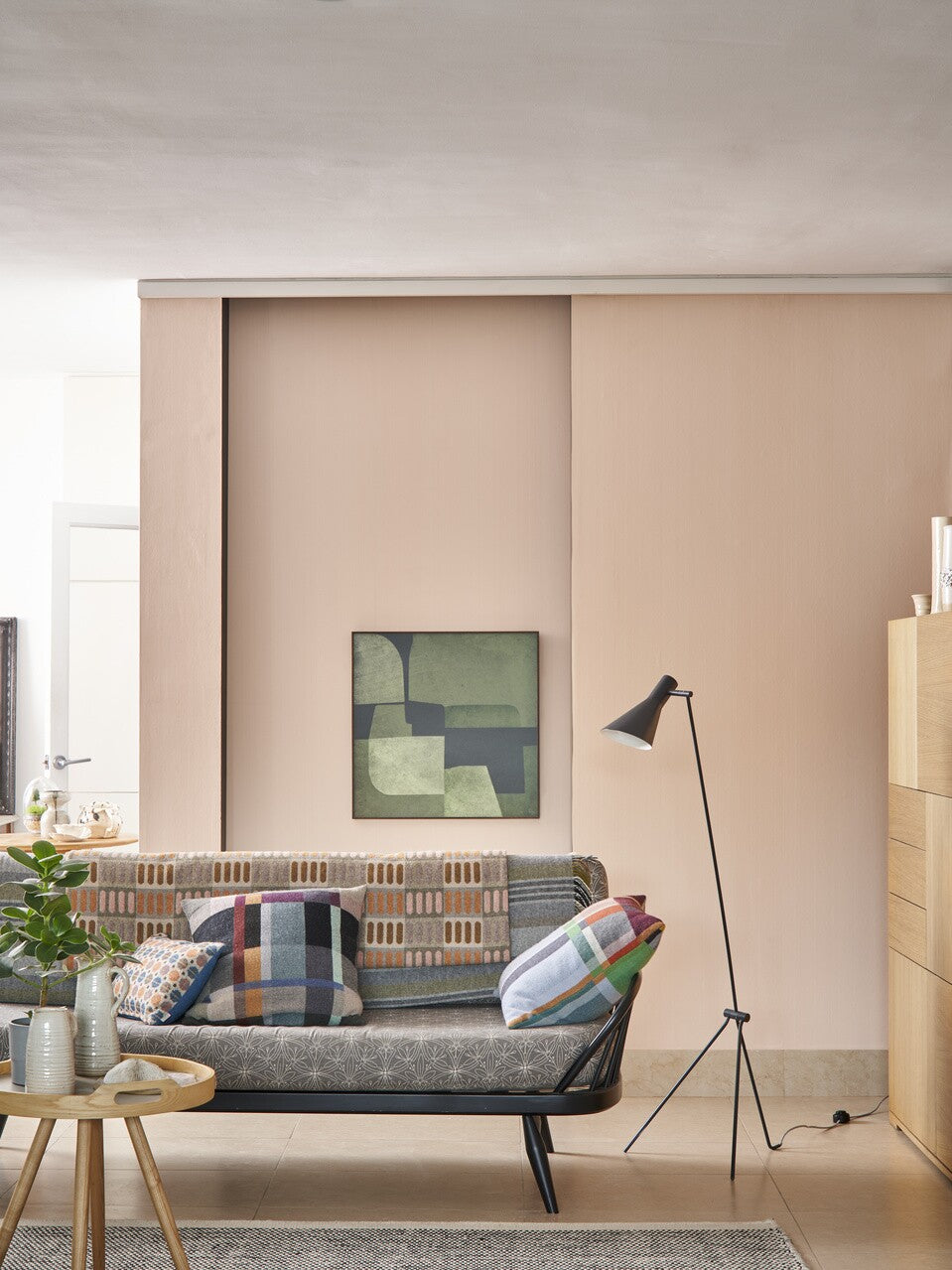Farrow & Ball Drag DR 621 behang in een woonkamer, sfeerbeeld 2