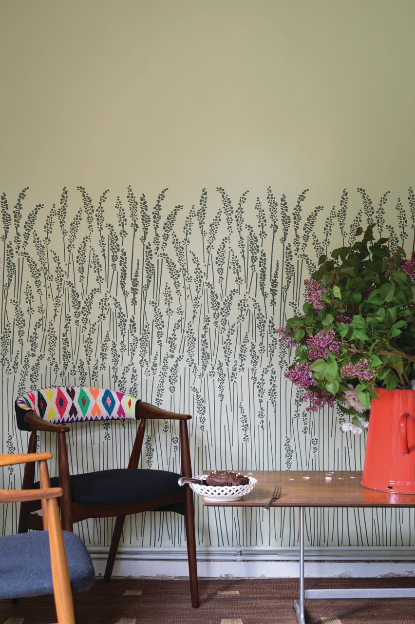 Farrow & Ball Feather Grass 5105 behang sfeerbeeld