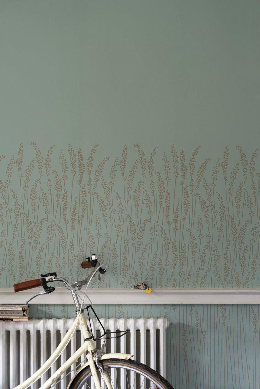 Farrow & Ball Feather Grass 5107 behang sfeerbeeld