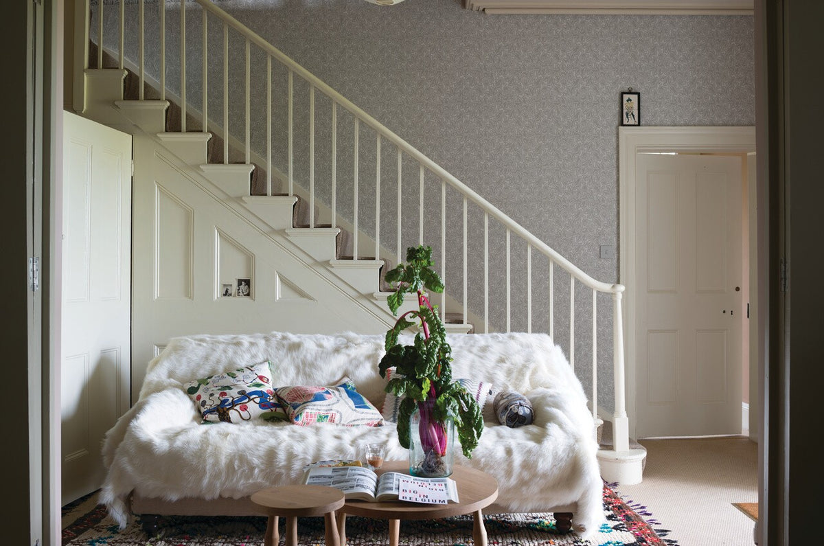 Farrow & Ball Feuille 4902 behang in een interieur, sfeerbeeld 2
