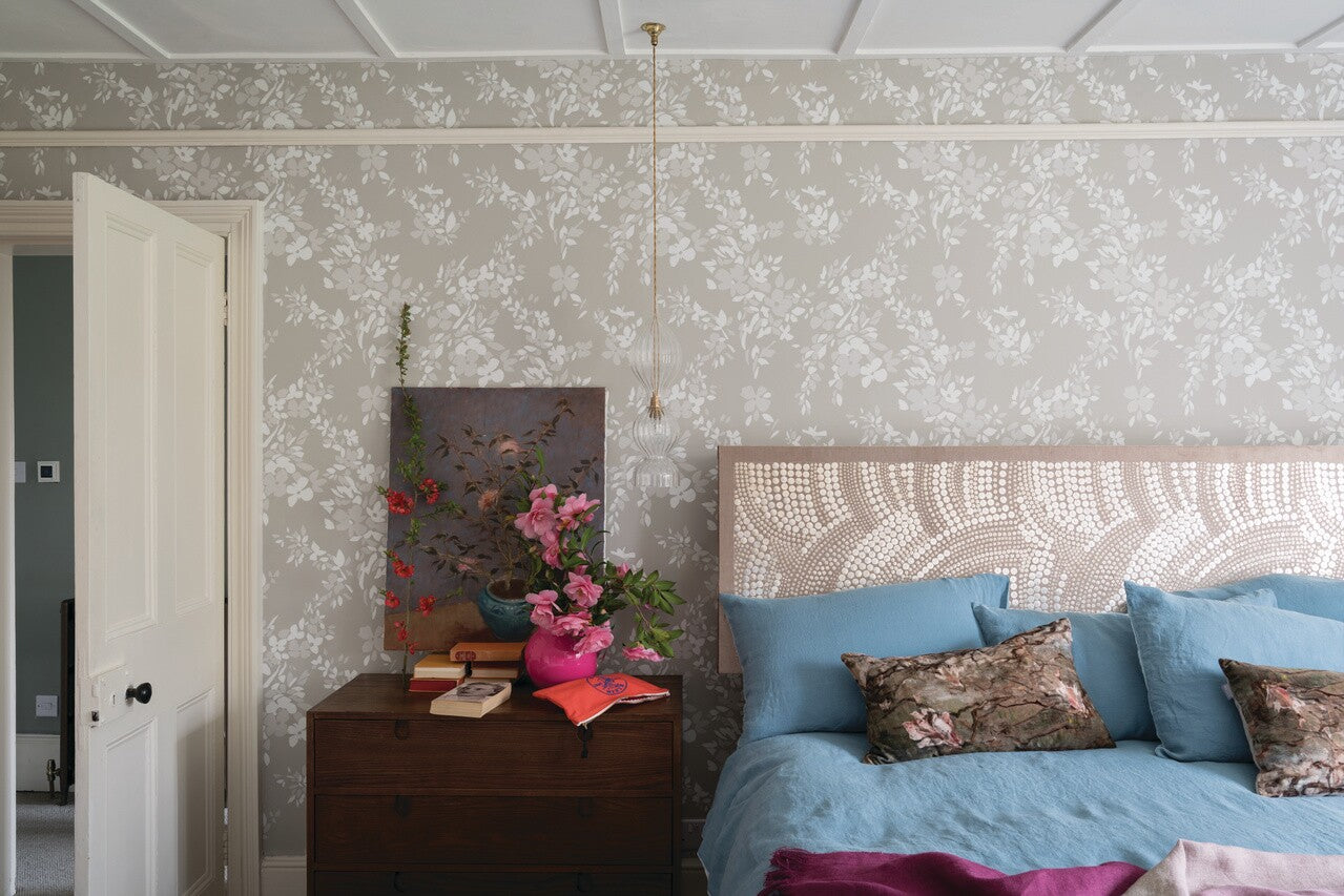 Farrow & Ball Hegemone 57-01 behang in een slaapkamer