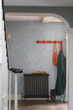 Farrow & Ball Helleborus 56-04 behang in een hal