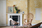 Farrow & Ball Helleborus 56-07 behang in een woonkamer