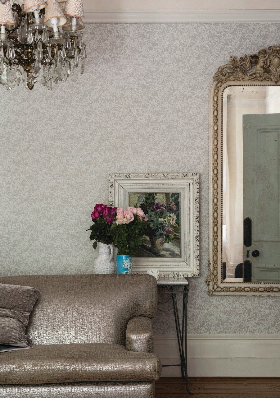 Farrow & Ball Jasmine 3902 behang in een woonkamer, sfeerbeeld 2
