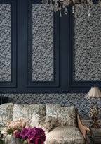 Farrow & Ball Jasmine 3903 behang in een woonkamer, sfeerbeeld 2
