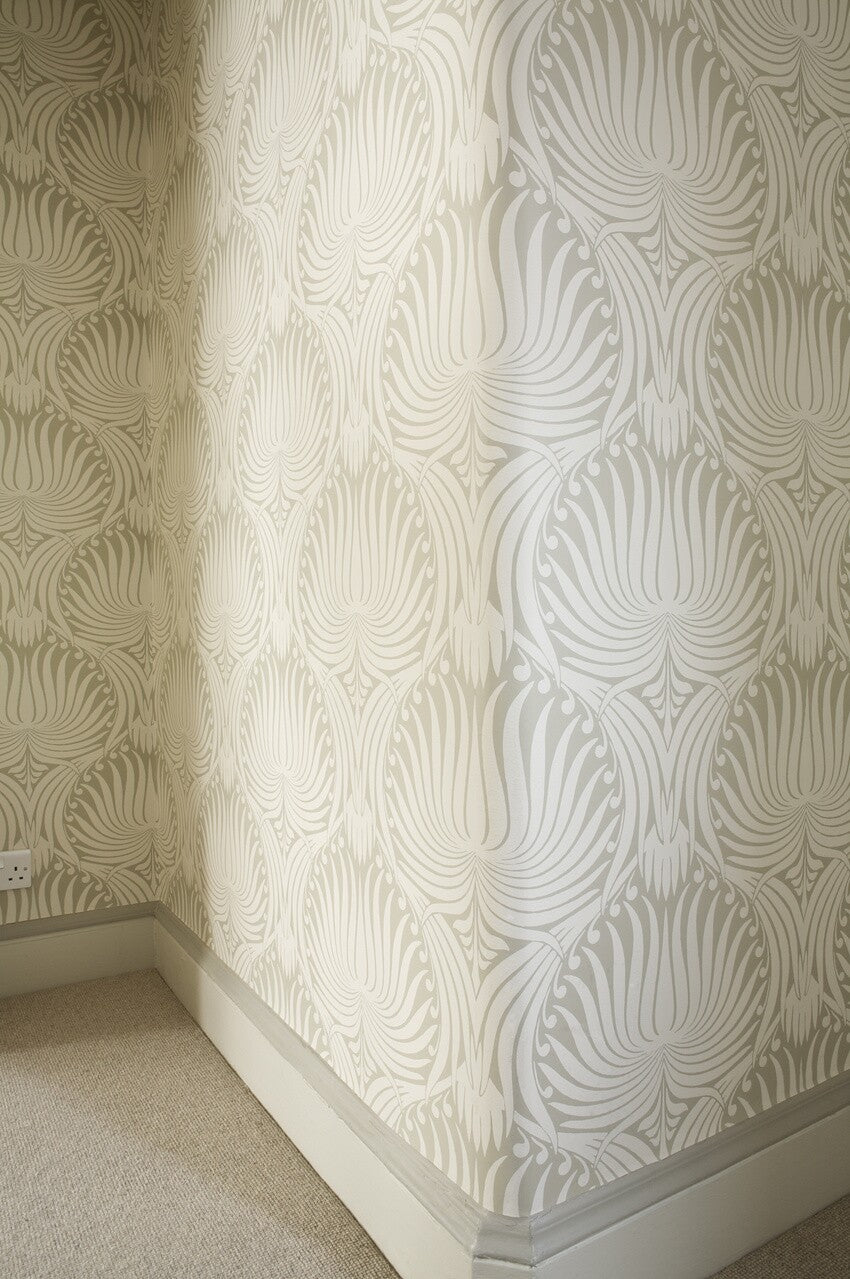 Farrow & Ball Lotus Papers BP 2009 behang in een hal