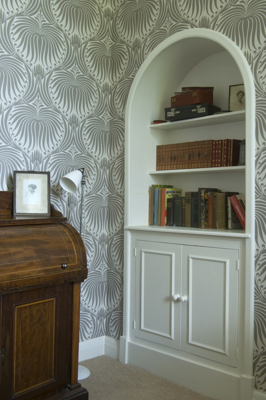 Farrow & Ball Lotus Papers BP 2011 behang in een woonkamer