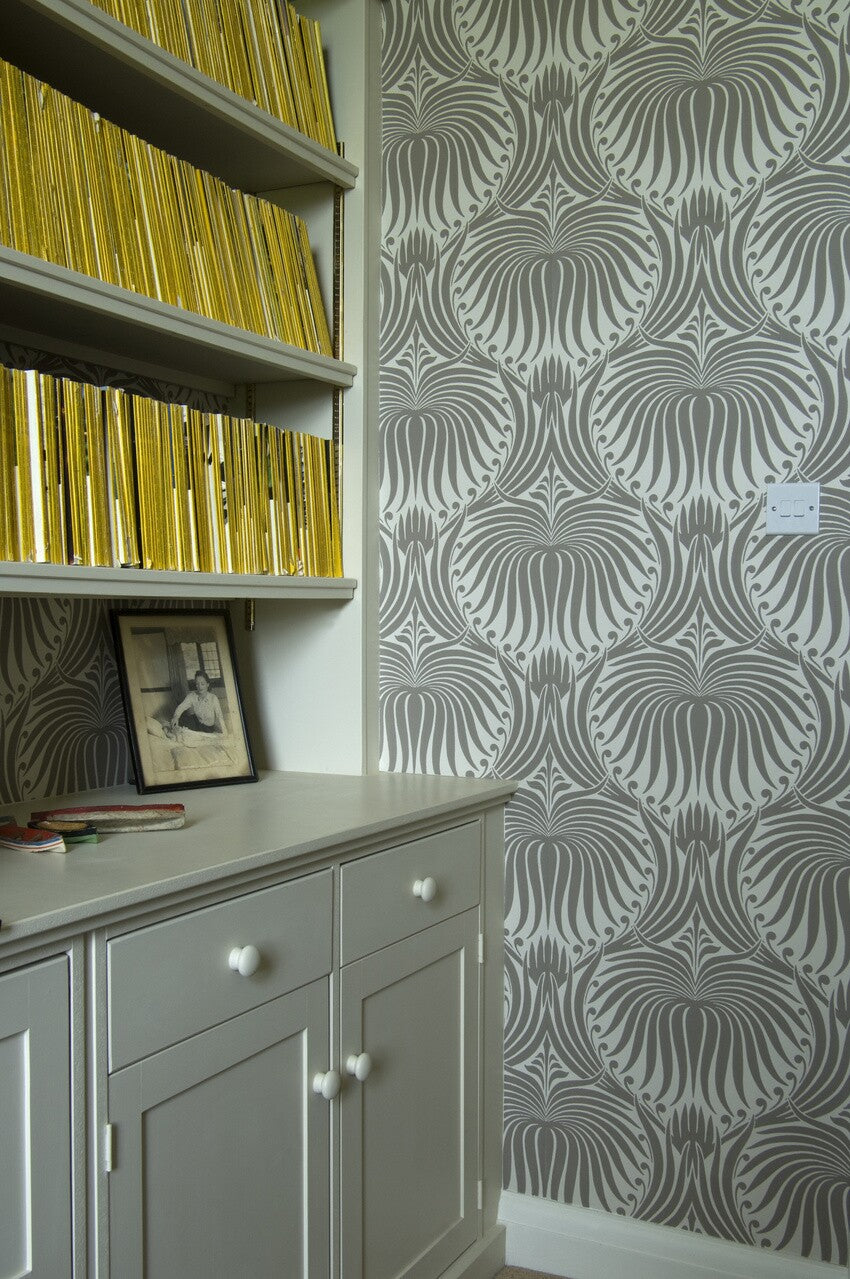 Farrow & Ball Lotus Papers BP 2011 behang in een woonkamer, sfeerbeeld 2