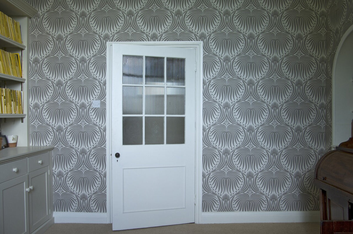 Farrow & Ball Lotus Papers BP 2011 behang in een woonkamer, sfeerbeeld 3