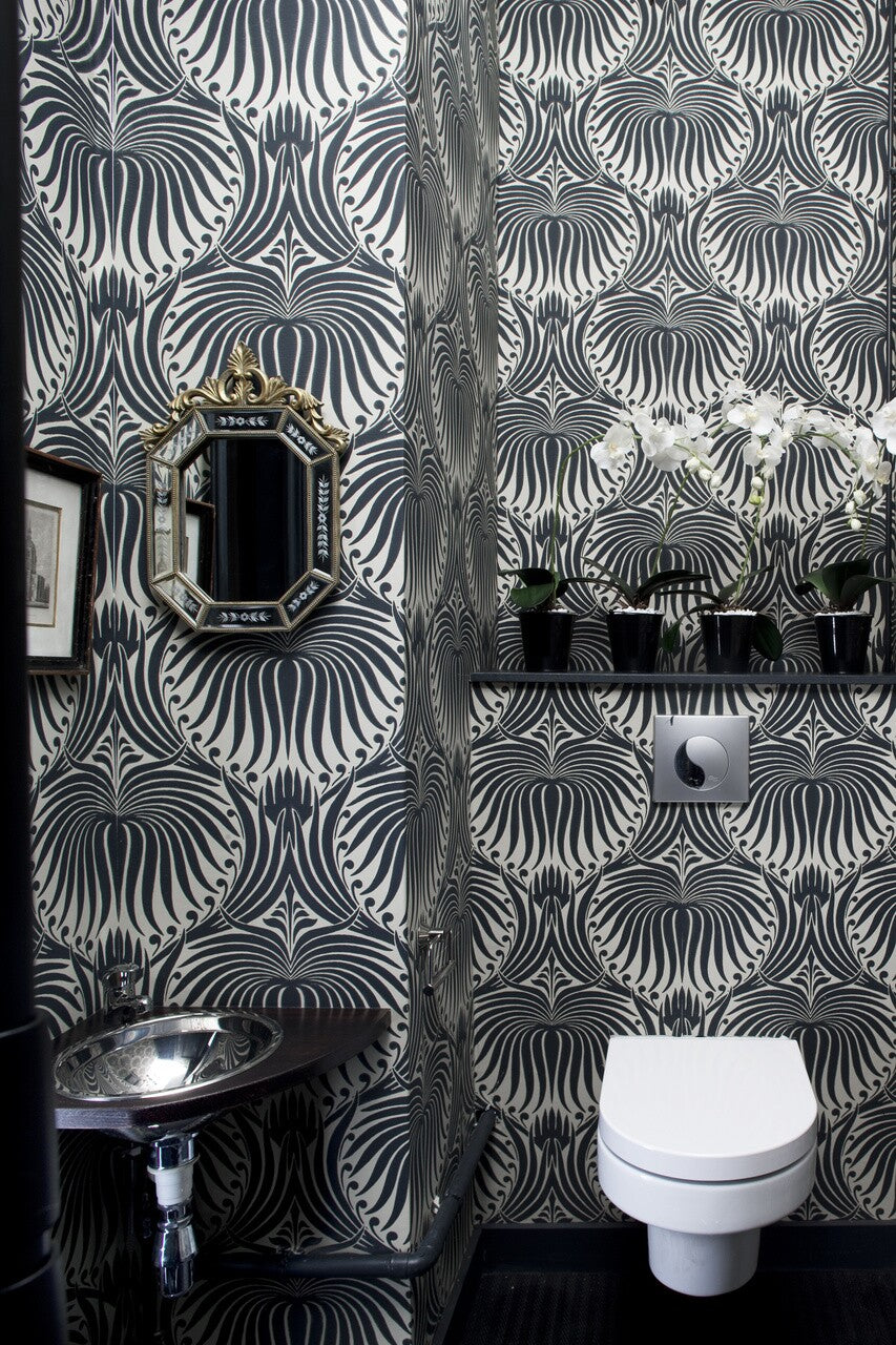 Farrow & Ball Lotus Papers BP 2019 behang in een badkamer
