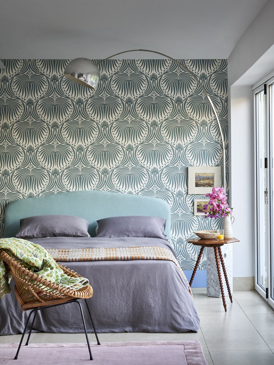 Farrow & Ball Lotus Papers BP 2053 behang in een slaapkamer
