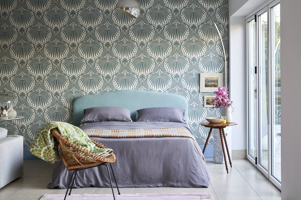 Farrow & Ball Lotus Papers BP 2053 behang in een slaapkamer, sfeerbeeld 2