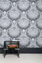 Farrow & Ball Lotus Papers BP 2057 behang in een woonkamer