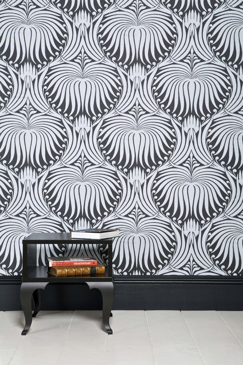 Farrow & Ball Lotus Papers BP 2057 behang in een woonkamer