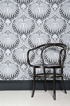 Farrow & Ball Lotus Papers BP 2057 behang in een woonkamer, sfeerbeeld 2