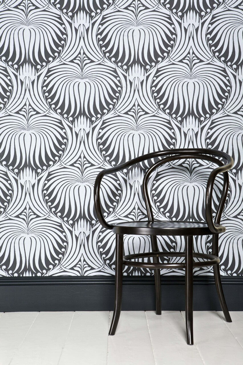 Farrow & Ball Lotus Papers BP 2057 behang in een woonkamer, sfeerbeeld 2