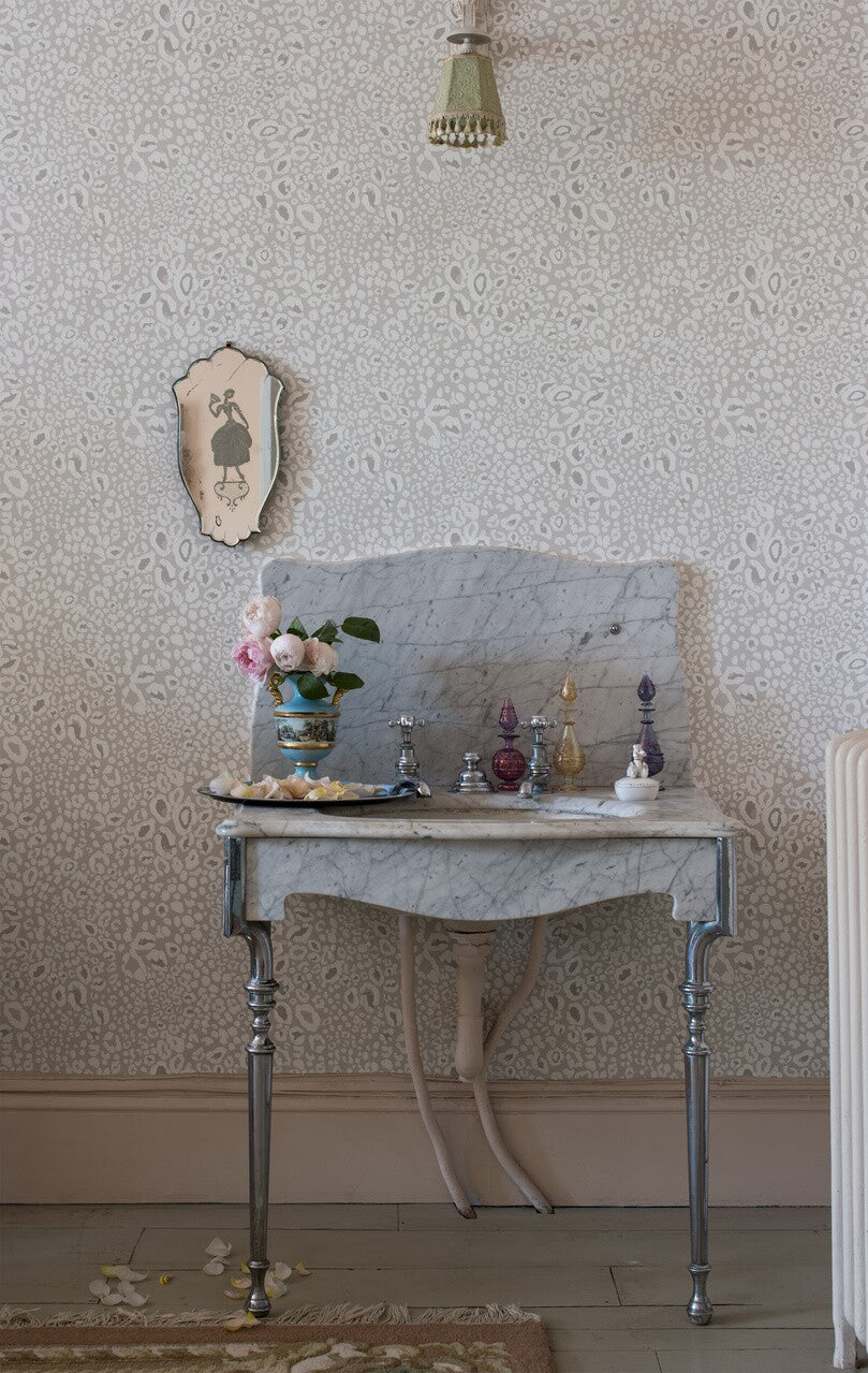Farrow & Ball Ocelot BP 3701 behang in een badkamer
