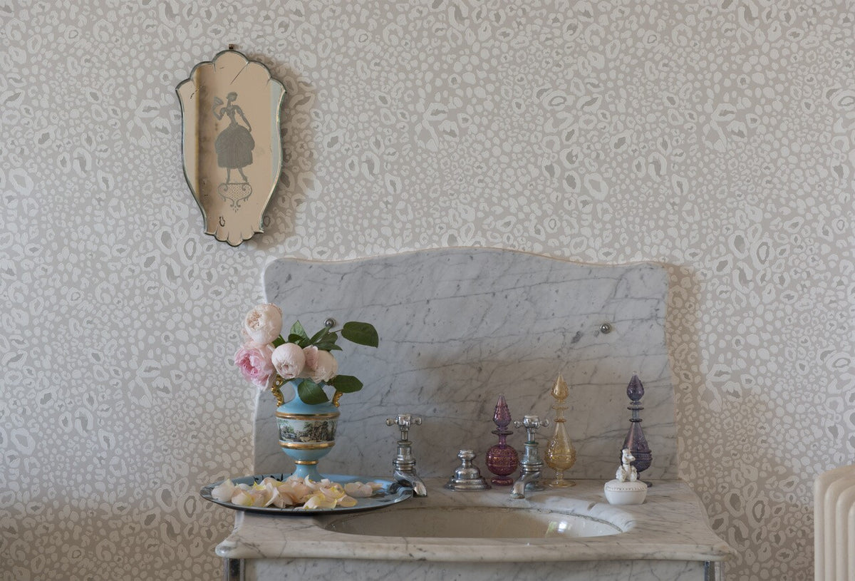 Farrow & Ball Ocelot BP 3701 behang in een badkamer, sfeerbeeld 2