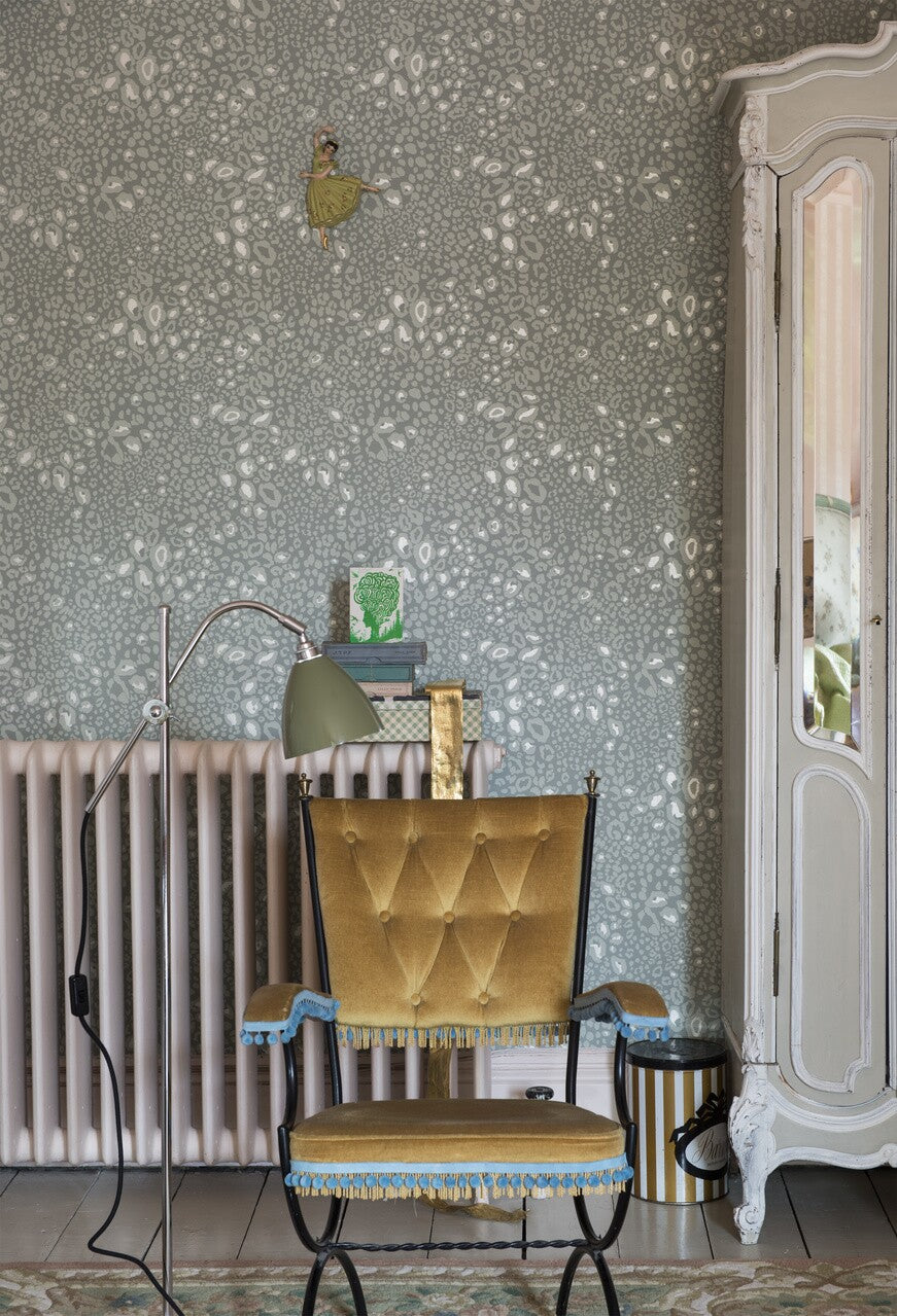 Farrow & Ball Ocelot BP 3703 behang in een woonkamer