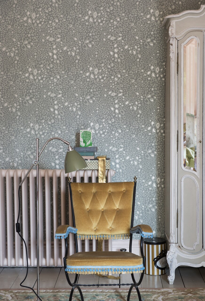 Farrow & Ball Ocelot BP 3703 behang in een woonkamer, sfeerbeeld 2