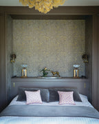 Farrow & Ball Ocelot BP 3704 behang in een slaapkamer, sfeerbeeld 2