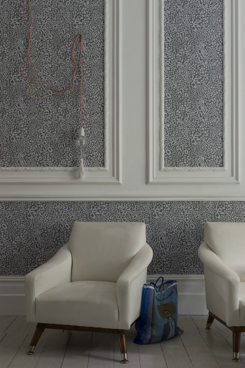 Farrow & Ball Ocelot BP 3705 behang in een woonkamer