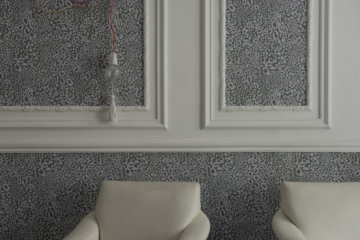 Farrow & Ball Ocelot BP 3705 behang in een woonkamer, sfeerbeeld 2