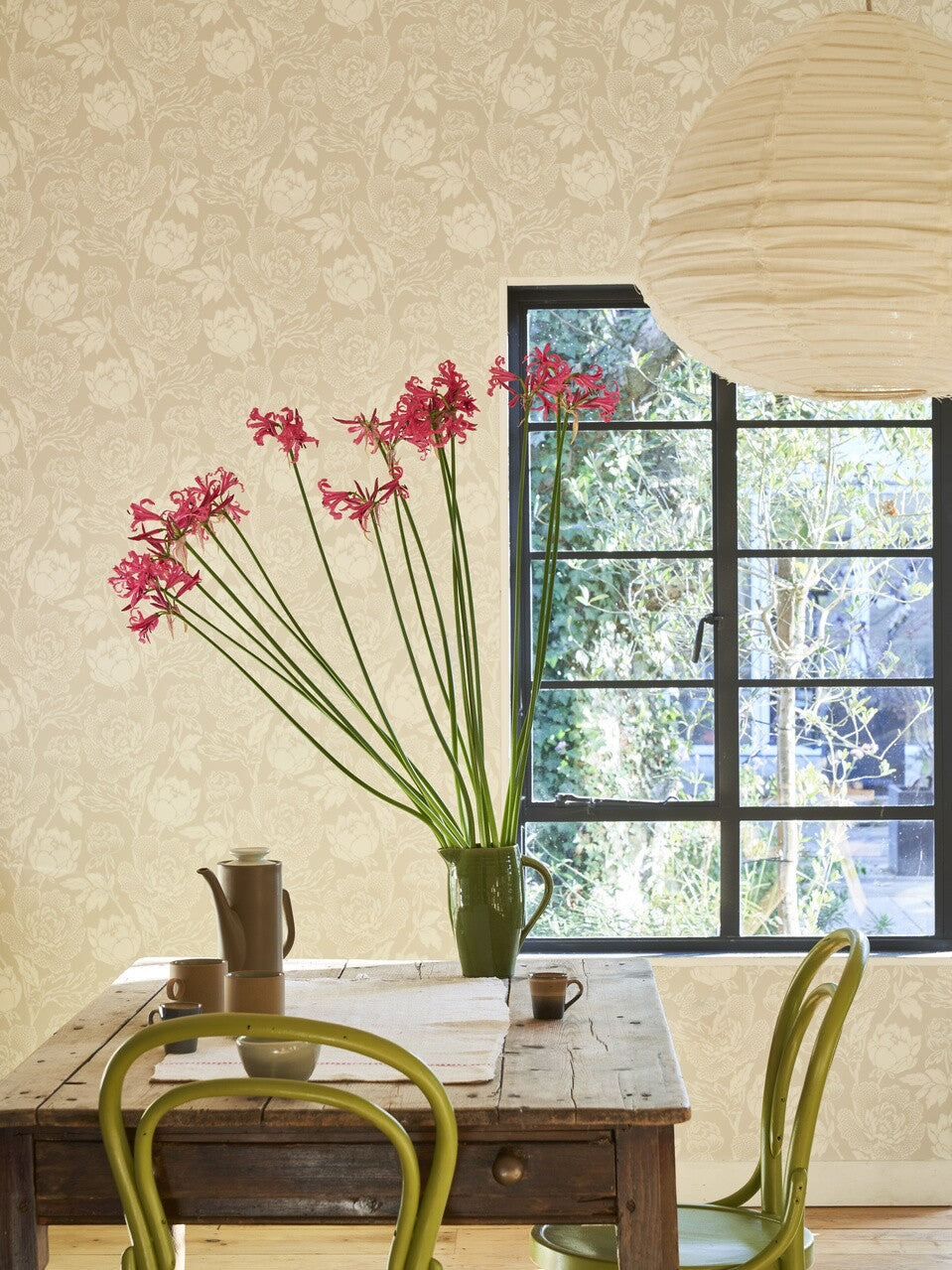 Farrow & Ball Peony BP 2301 behang in een eetkamer