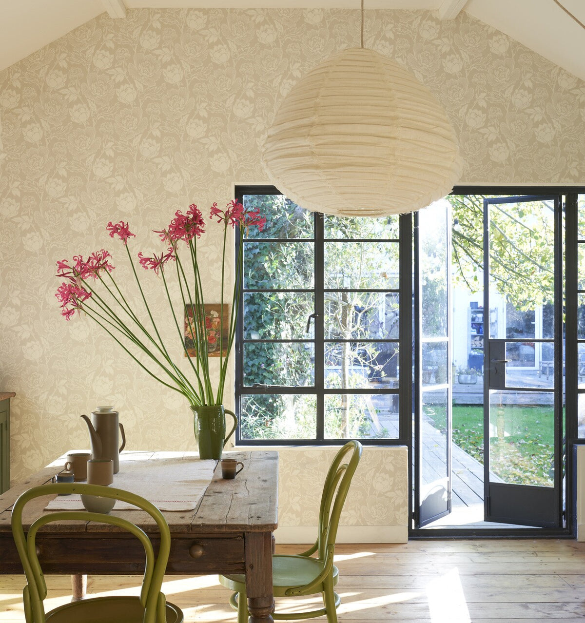 Farrow & Ball Peony BP 2301 behang in een eetkamer, sfeerbeeld 2