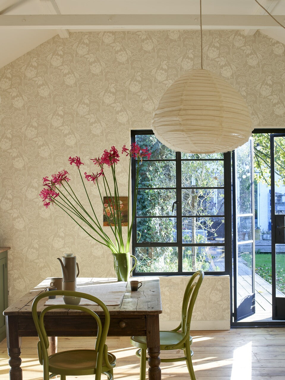 Farrow & Ball Peony BP 2301 behang in een eetkamer, sfeerbeeld 3