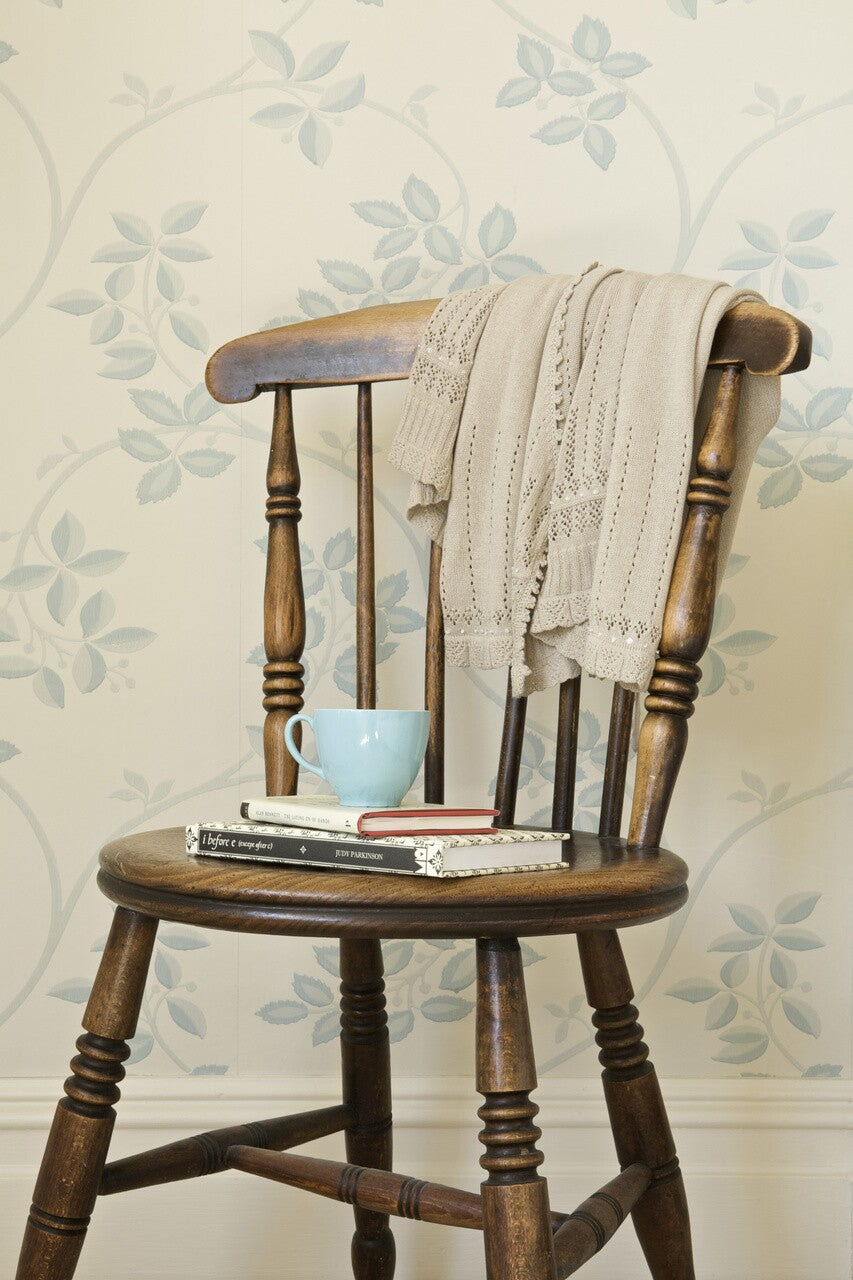 Farrow & Ball Ringwold BP 1641 behang in een woonkamer