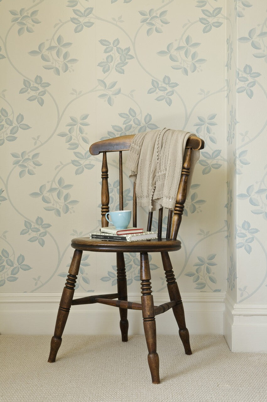 Farrow & Ball Ringwold BP 1641 behang in een woonkamer, sfeerbeeld 2