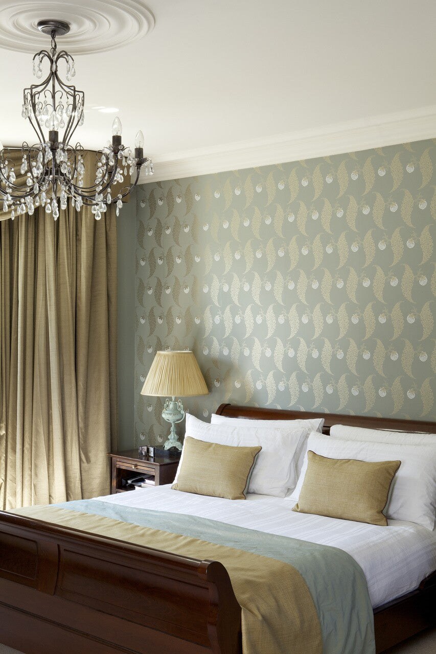 Farrow & Ball Rosslyn Papers BP 1938 behang in een slaapkamer