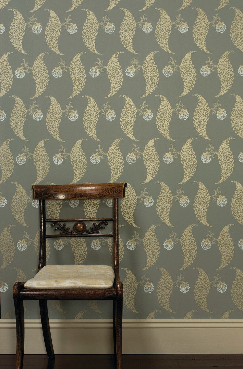 Farrow & Ball Rosslyn Papers BP 1938 behang in een woonkamer, sfeerbeeld 2