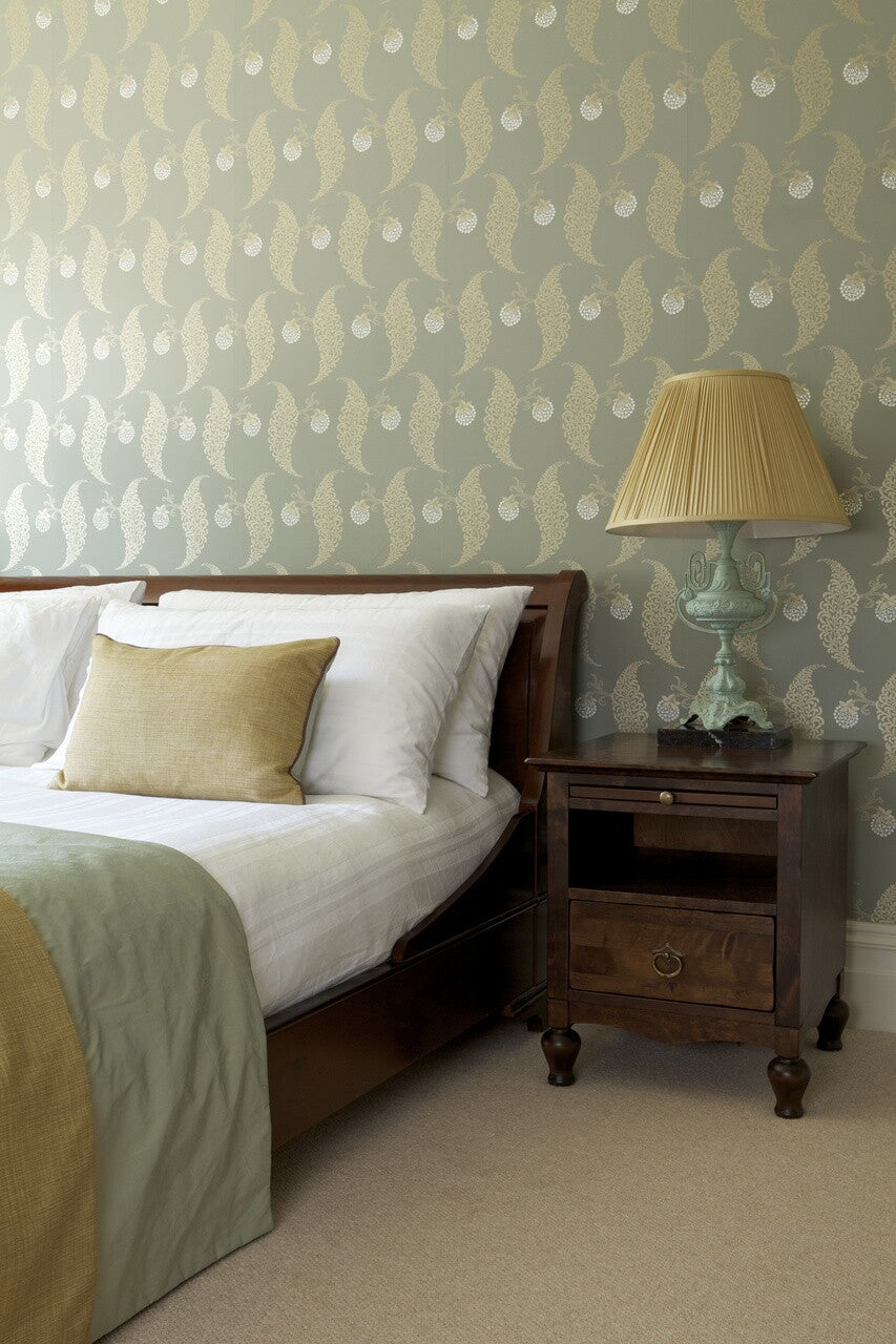 Farrow & Ball Rosslyn Papers BP 1938 behang in een slaapkamer, sfeerbeeld 4