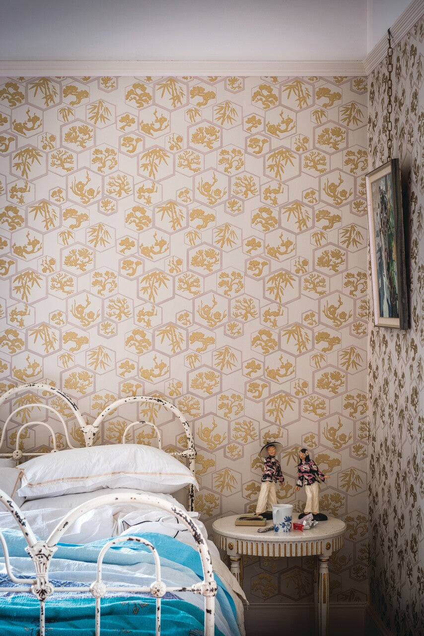Farrow & Ball Shouchikubai 4502 behang in een slaapkamer