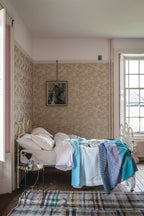 Farrow & Ball Shouchikubai 4502 behang in een slaapkamer, sfeerbeeld 2