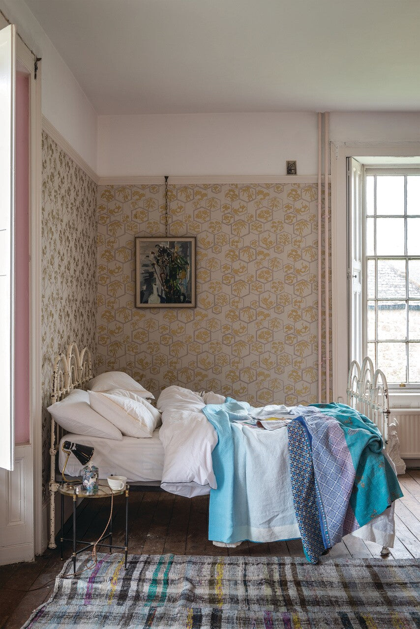Farrow & Ball Shouchikubai 4502 behang in een slaapkamer, sfeerbeeld 2