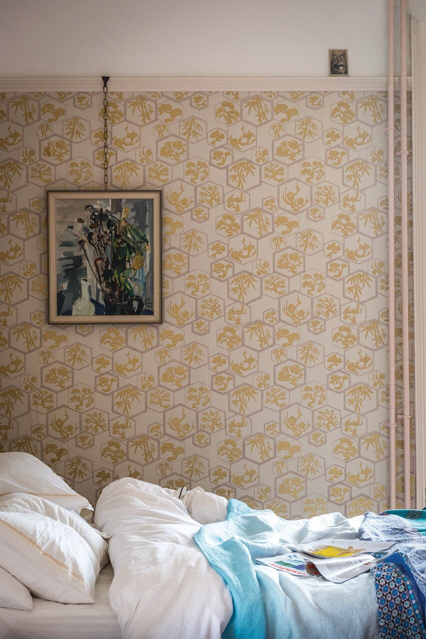 Farrow & Ball Shouchikubai 4502 behang in een slaapkamer, sfeerbeeld 3