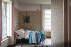 Farrow & Ball Shouchikubai 4502 behang in een slaapkamer, sfeerbeeld 4