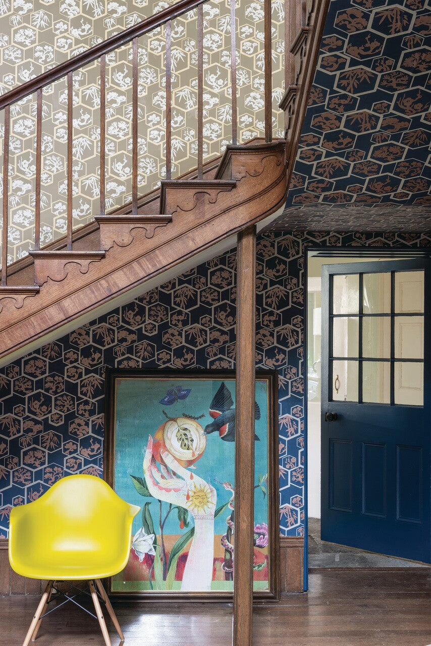 Farrow & Ball Shouchikubai 4504 behang in een hal