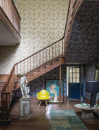 Farrow & Ball Shouchikubai 4504 behang in een hal, sfeerbeeld 2