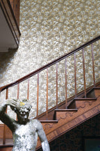 Farrow & Ball Shouchikubai 4504 behang in een hal, sfeerbeeld 3
