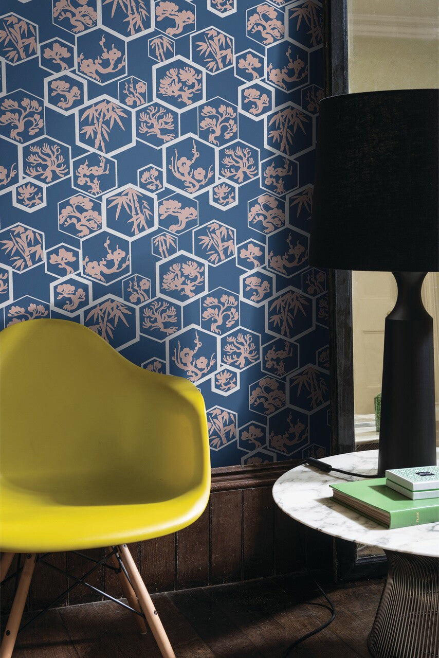 Farrow & Ball Shouchikubai 4504 behang in een hal, sfeerbeeld 4
