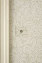 Farrow & Ball Silvergate BP 804 behang in een woonkamer