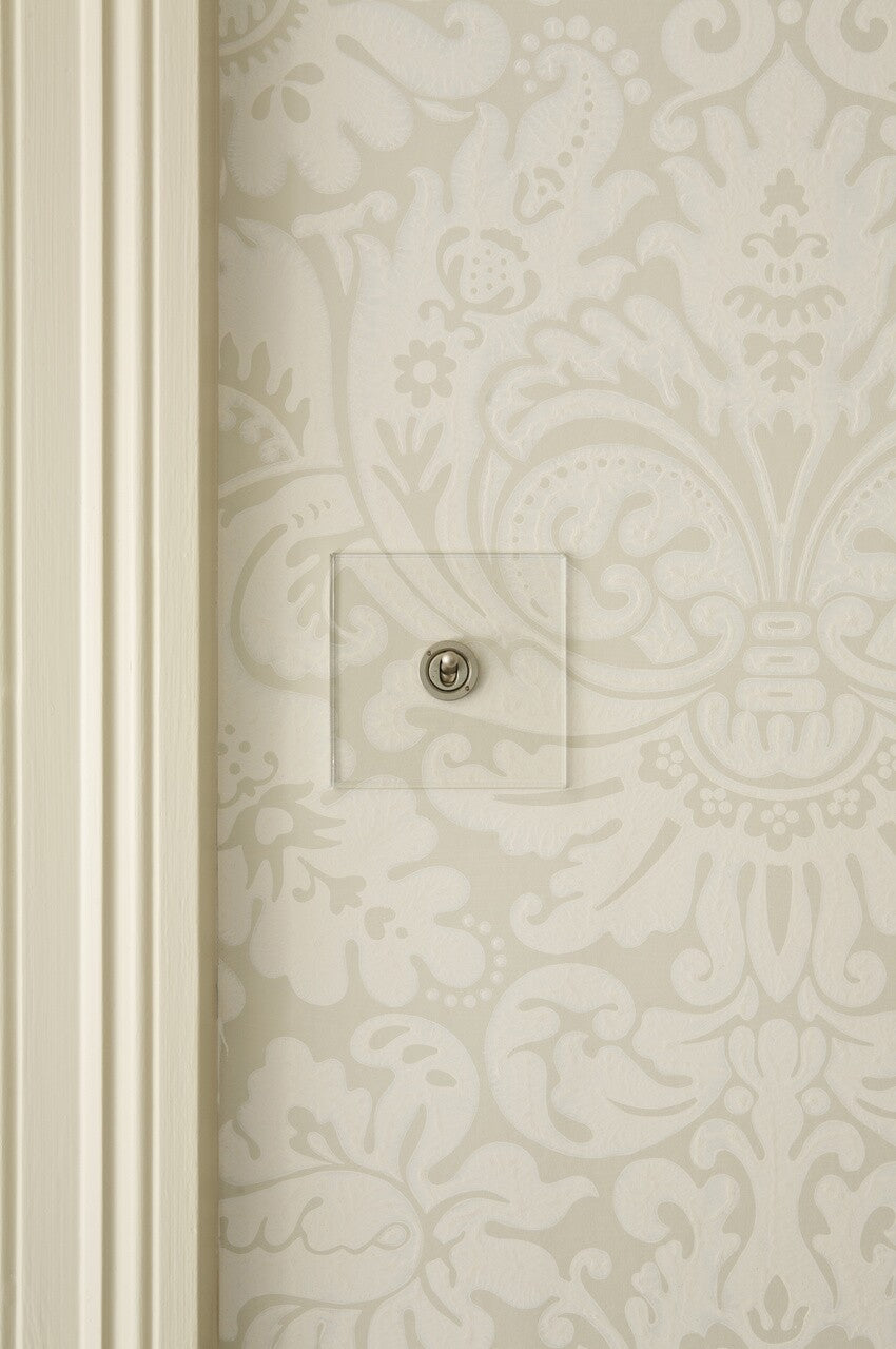 Farrow & Ball Silvergate BP 804 behang in een woonkamer