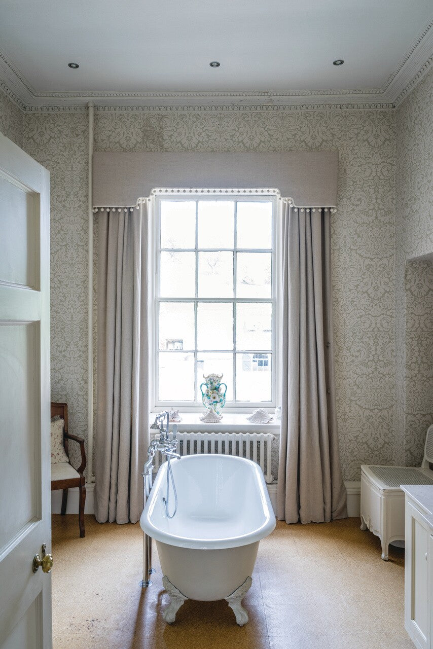 Farrow & Ball Silvergate BP 804 behang in een badkamer, sfeerbeeld 3