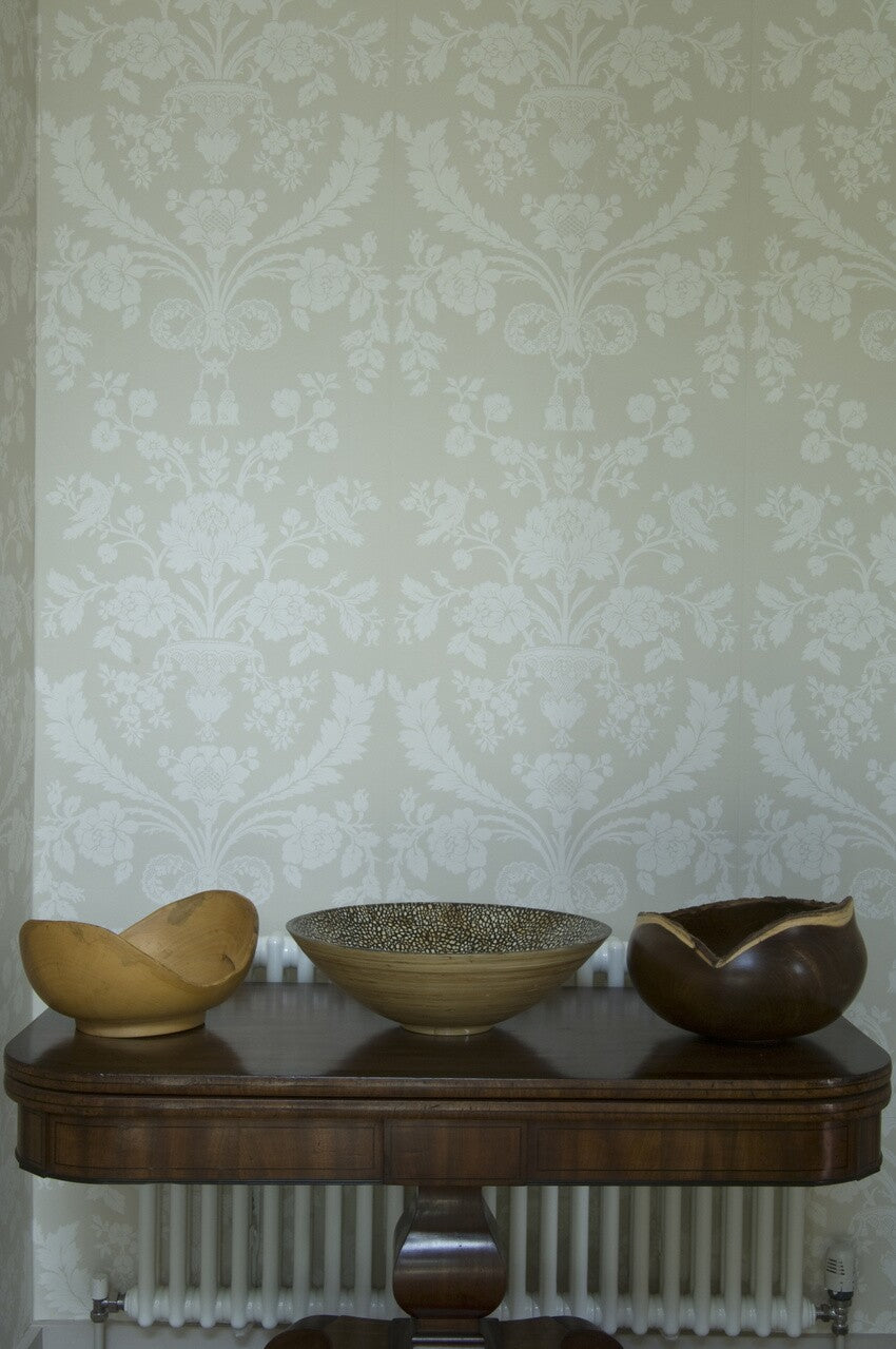 Farrow & Ball St Antoine BP 906 behang in een hal, sfeerbeeld 2